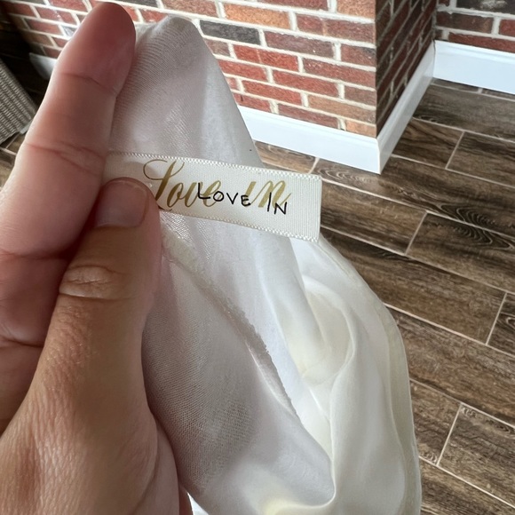 Love In Dress - Picture 3 of 4